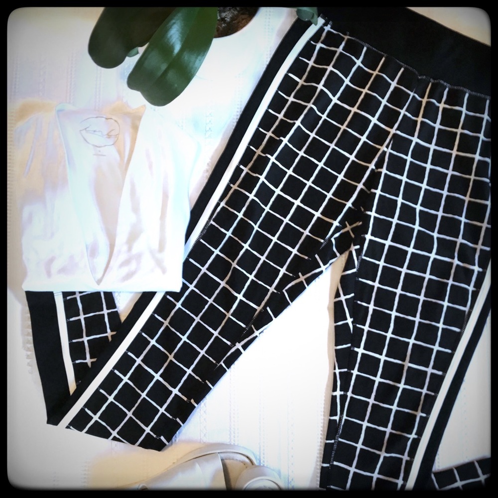 CHICO’S ZENERGY B&W CHECKERED SLIM ATHLETIC JOGGER